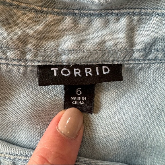 Torrid Shirt Size 6 / 6X Short Dolman Sleeve Blue Blouse Chambray Button Collar - Picture 9 of 11